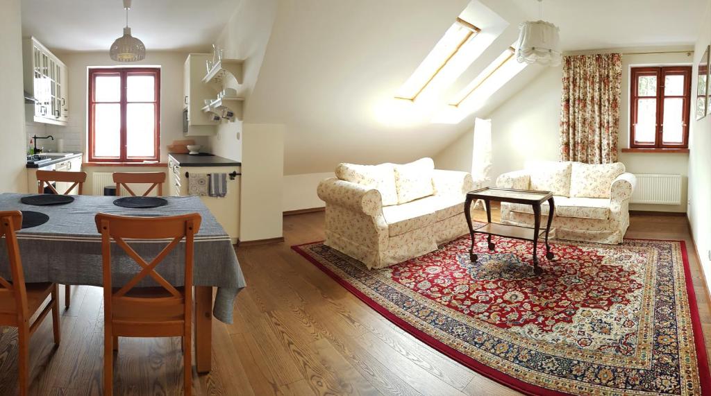 a kitchen and living room with a table and chairs at Apartament Międzygórze in Miedzygorze