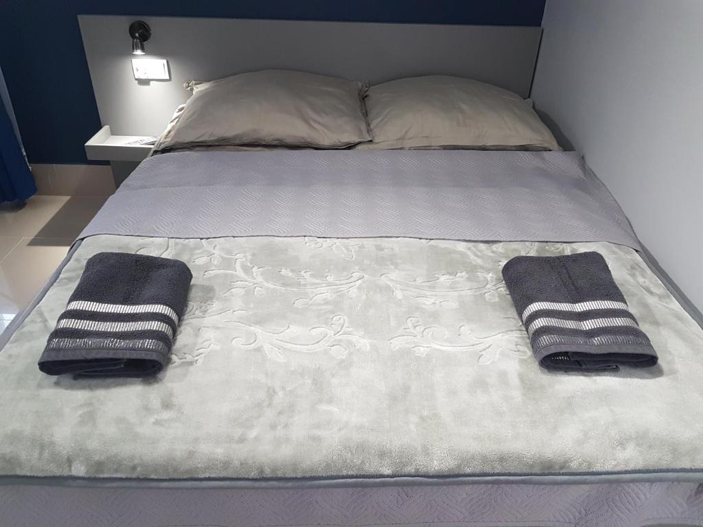 - un lit avec 2 oreillers dans l'établissement Villa Lucy, à Rewa
