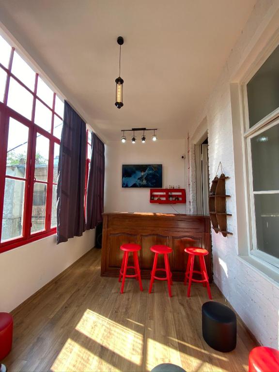 TV a/nebo společenská místnost v ubytování Red Door
