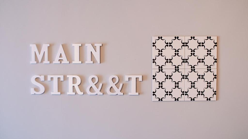 zwei Zeichen mit den Worten Hauptandretti an der Wand in der Unterkunft MainStreet, VintageGroup in Espinho