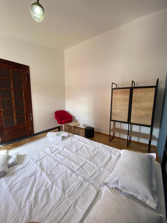 Postel nebo postele na pokoji v ubytování Red Door