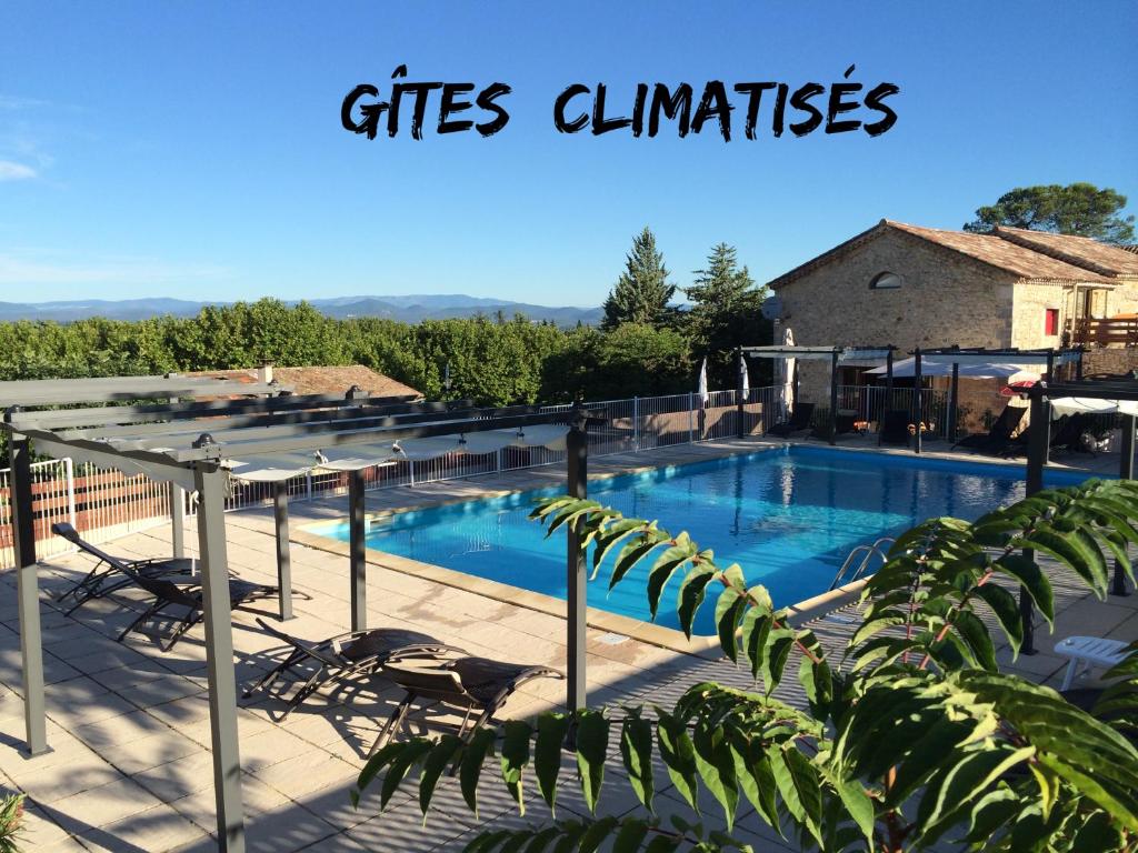 uitzicht op een zwembad met stoelen en een gebouw bij Mont Bouquet Lodge/Residence Hoteliere in Brouzet-lès-Alès