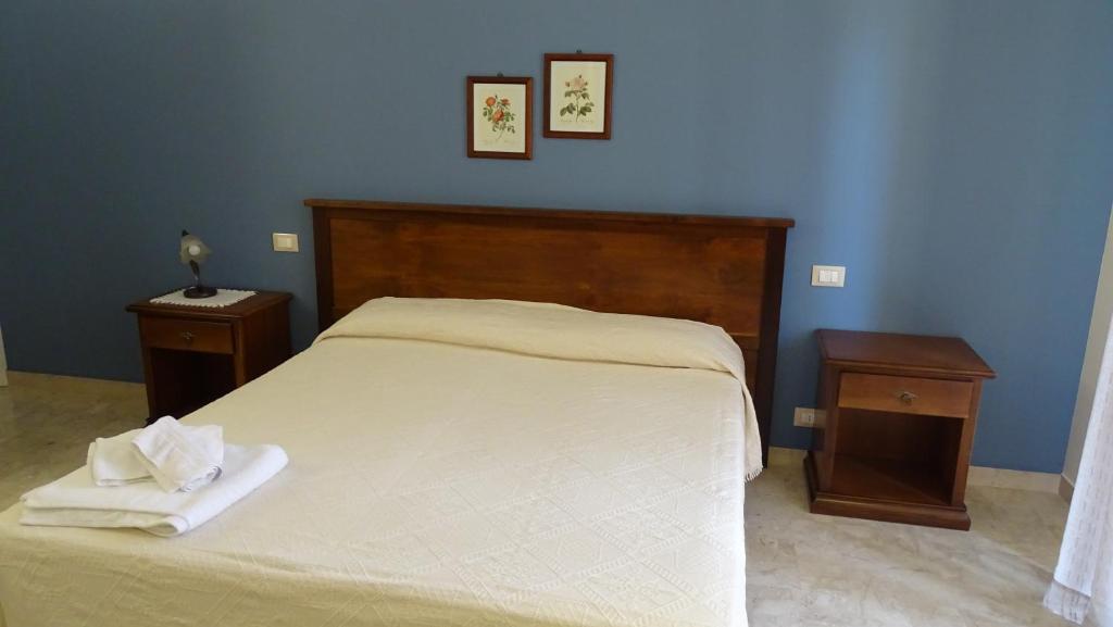 um quarto com uma cama grande e 2 mesas de cabeceira em CATANIA - Historic B&B Apartments Home em Chiaramonte Gulfi