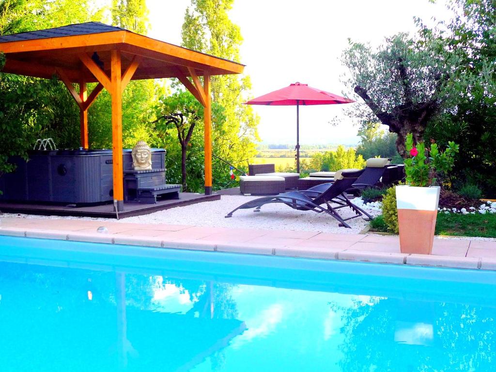 Bazén v ubytování L'Hermine Occitane B&B nebo v jeho okolí