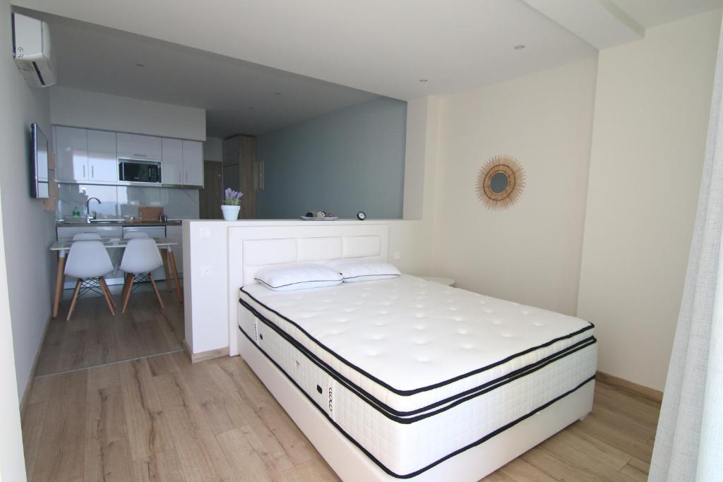 Postel nebo postele na pokoji v ubytování Lakones Deluxe Suites A