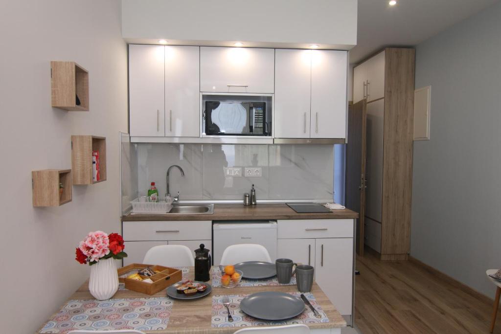 Kuchyň nebo kuchyňský kout v ubytování Lakones Deluxe Suites A