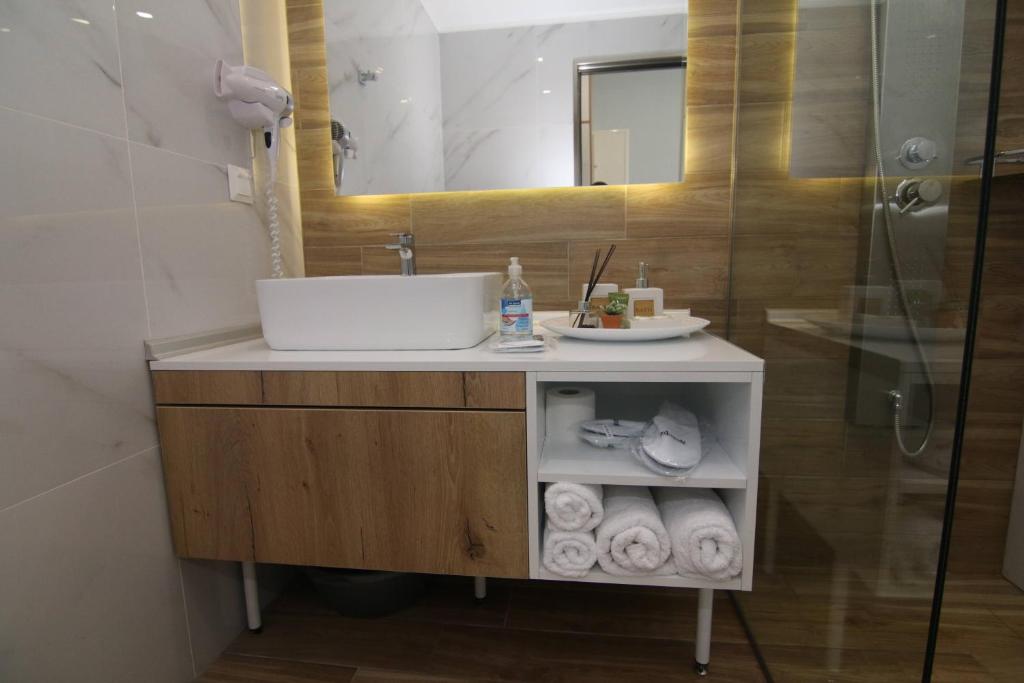 Koupelna v ubytování Lakones Deluxe Suites A