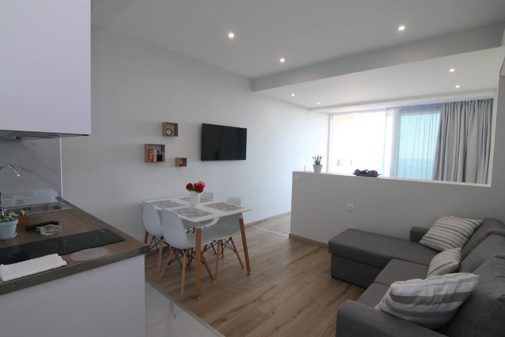 TV a/nebo společenská místnost v ubytování Lakones Deluxe Suites A