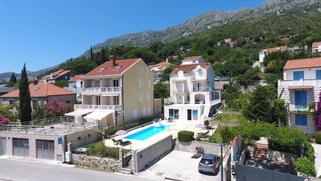 ein Haus mit Pool in einem Dorf in der Unterkunft Apartments Pralas in Mokošica