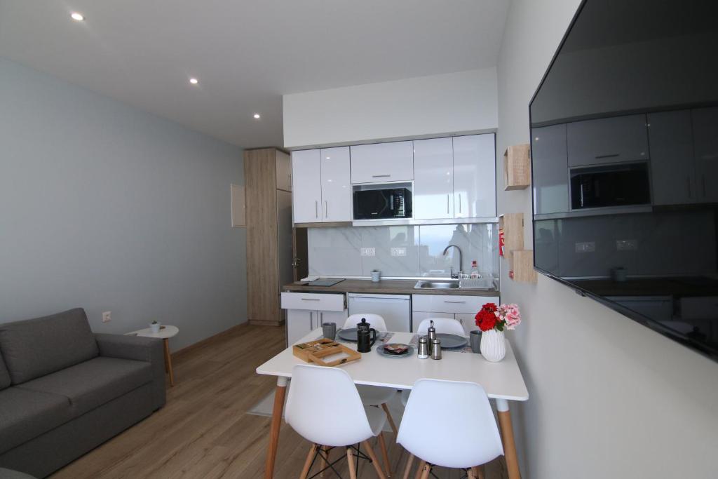 Kuchyň nebo kuchyňský kout v ubytování Lakones Deluxe Suites A