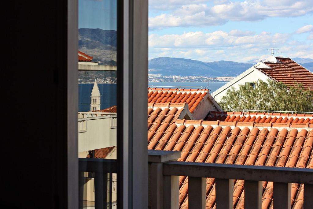 una finestra con vista sui tetti di un edificio di Apartman Ivana a Supetar (San Pietro di Brazza)