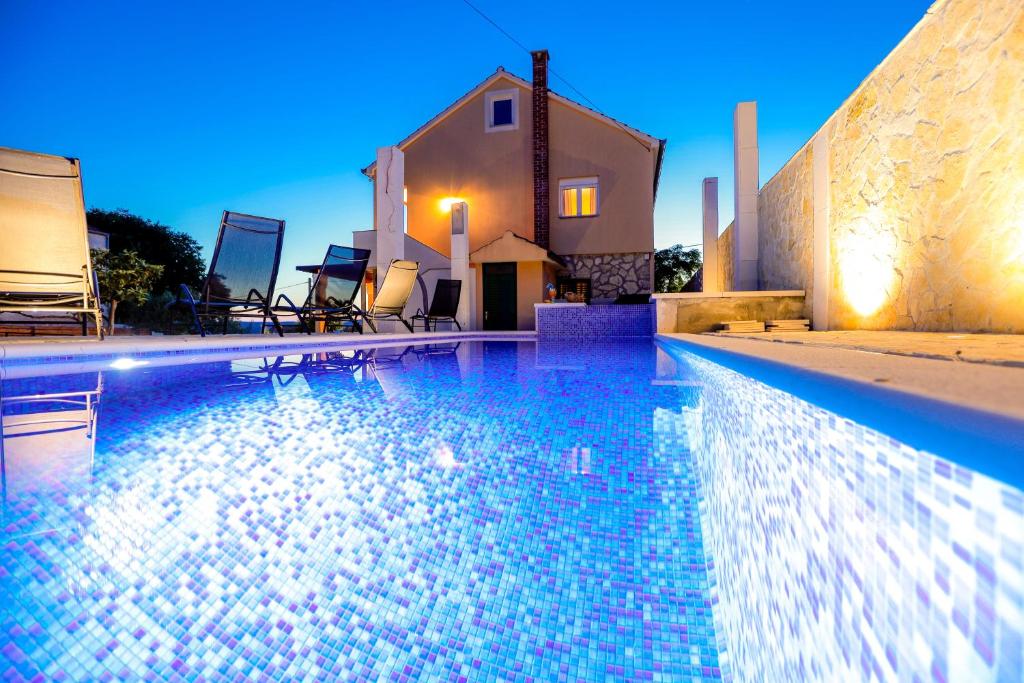 una piscina frente a una casa en Villa Lara-3D, en Sveti Filip i Jakov