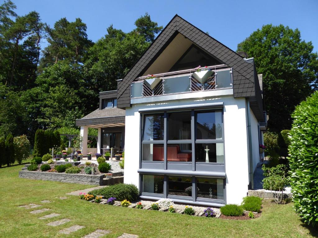 een huis met grote ramen in een tuin bij ferienwohnung-land in Sankt Ingbert