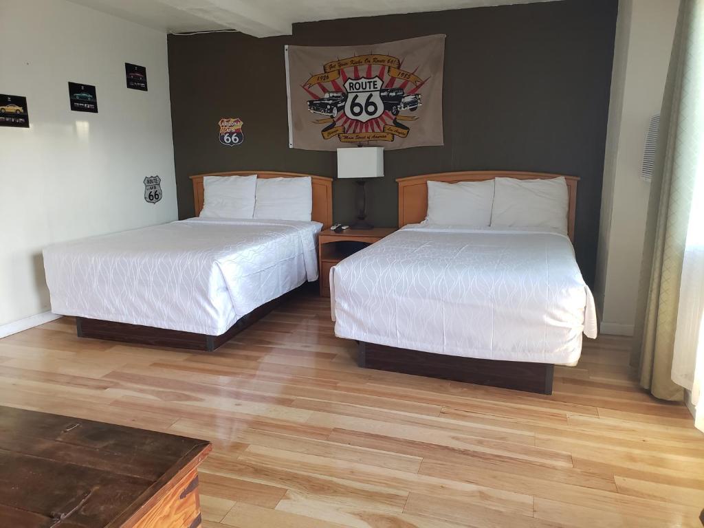 Postel nebo postele na pokoji v ubytování Deluxe Inn