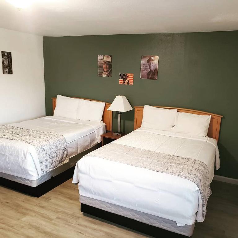 Postel nebo postele na pokoji v ubytování Deluxe Inn