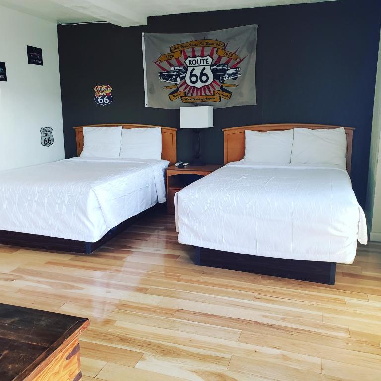 Postel nebo postele na pokoji v ubytování Deluxe Inn