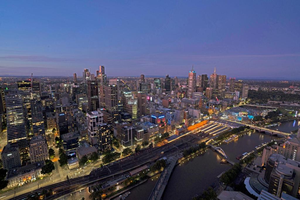 een luchtzicht op een grote stad 's nachts bij Platinum Luxury Stays at Freshwater Place in Melbourne