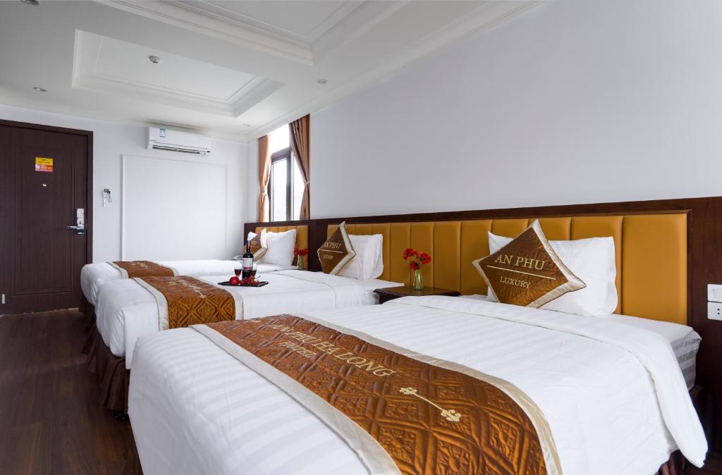 Postel nebo postele na pokoji v ubytování An Phu Ha Long Villa