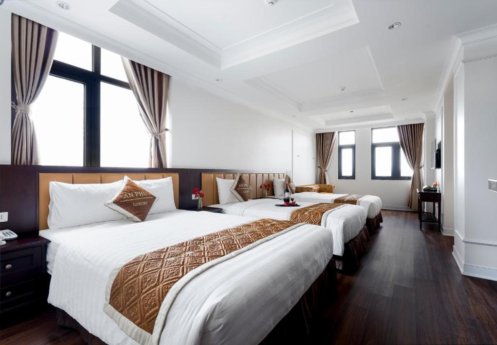 Postel nebo postele na pokoji v ubytování An Phu Ha Long Villa
