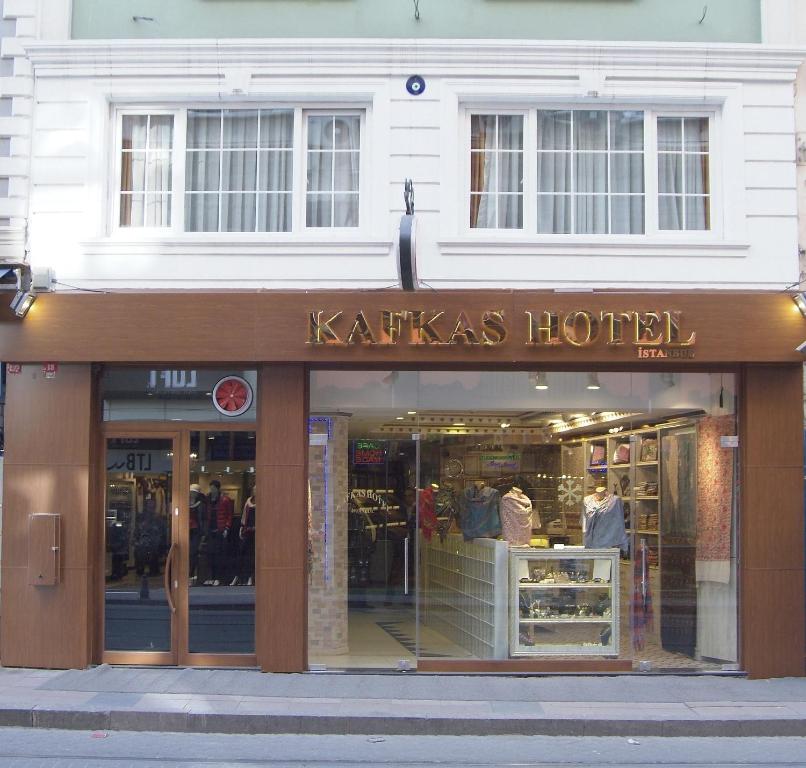 een winkel voor een kalkas hotel in een straat bij Kafkas Hotel Istanbul in Istanbul