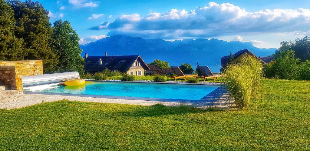 Bazén v ubytování Montreux Holiday Home nebo v jeho okolí