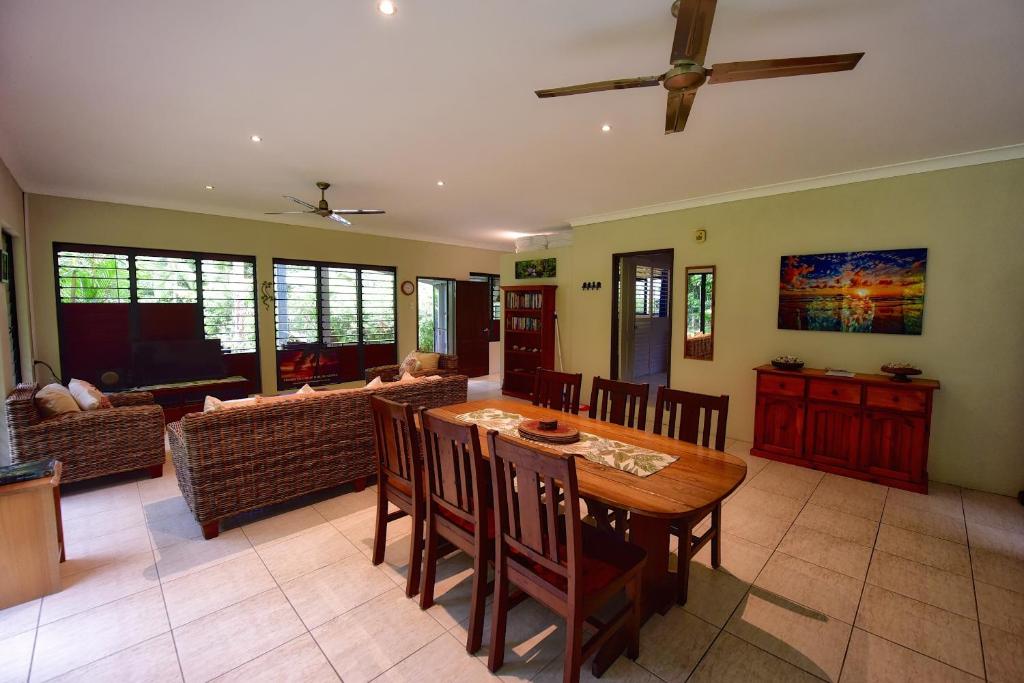 TV a/nebo společenská místnost v ubytování Thornton Beach Bungalows Daintree