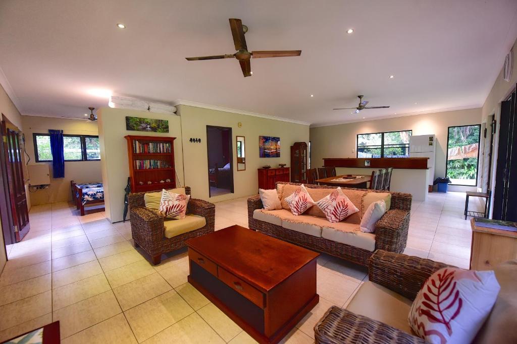 Posezení v ubytování Thornton Beach Bungalows Daintree