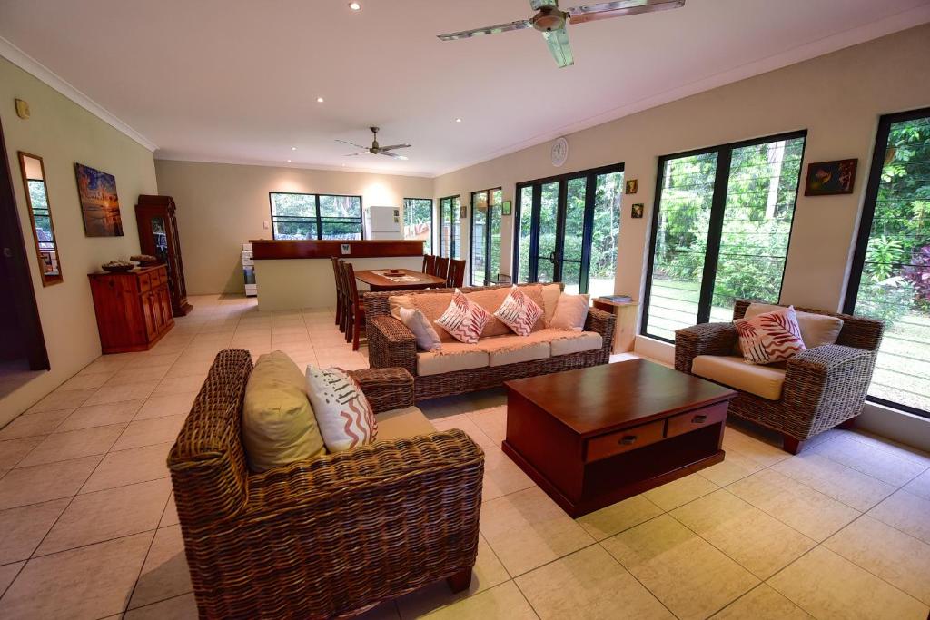 Posezení v ubytování Thornton Beach Bungalows Daintree