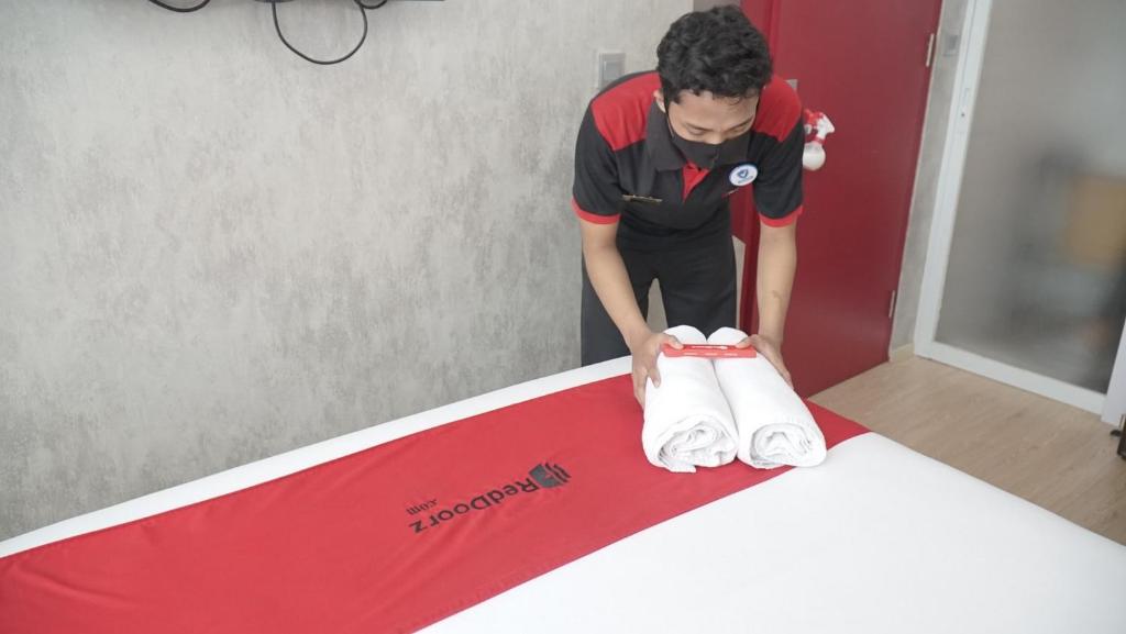 Hosté ubytování RedDoorz Plus near Trans Studio Cibubur 2