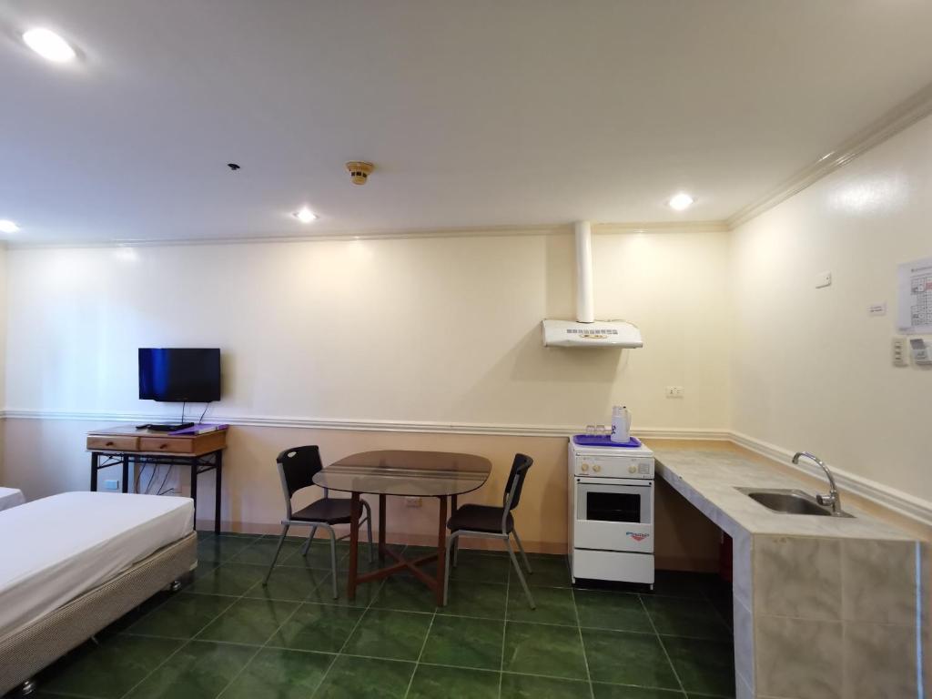 TV a/nebo společenská místnost v ubytování Metro Park Hotel - Cebu City