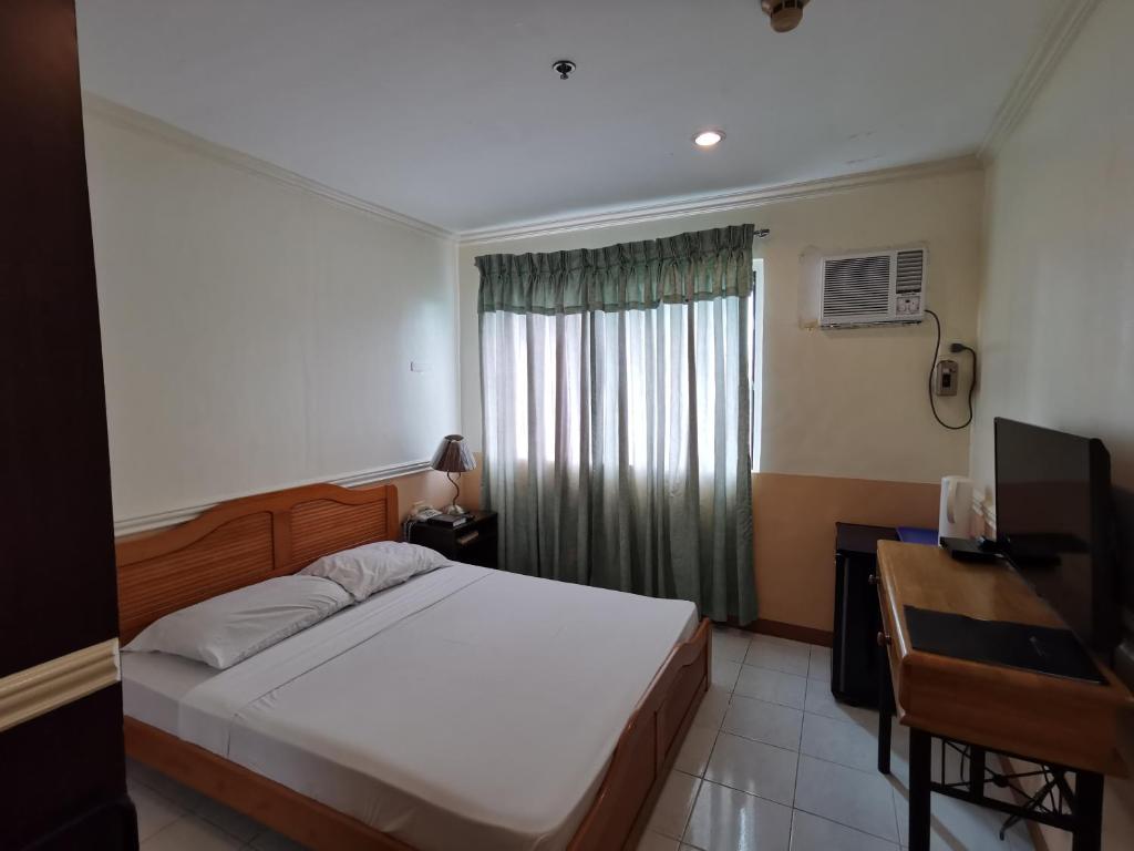 Postel nebo postele na pokoji v ubytování Metro Park Hotel - Cebu City