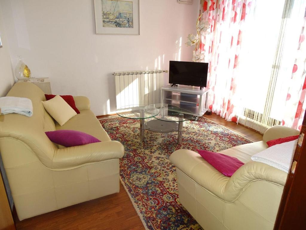 un salon avec deux canapés et une télévision dans l'établissement Apartment-Vlahov, à Gornji Poloj