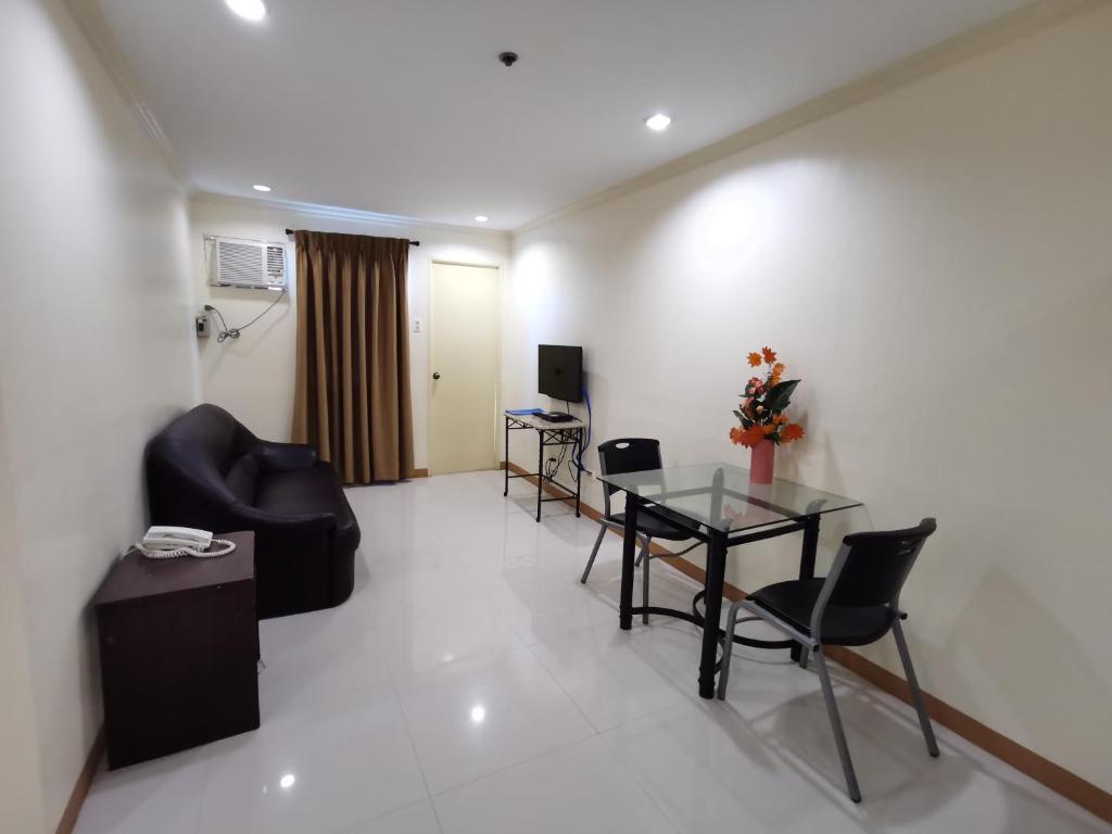 TV a/nebo společenská místnost v ubytování Metro Park Hotel - Cebu City
