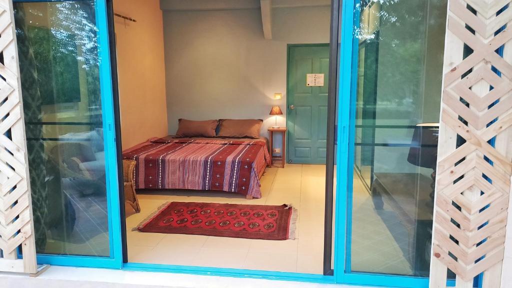 Postel nebo postele na pokoji v ubytování Kampu Nature Pool Villa Rayong