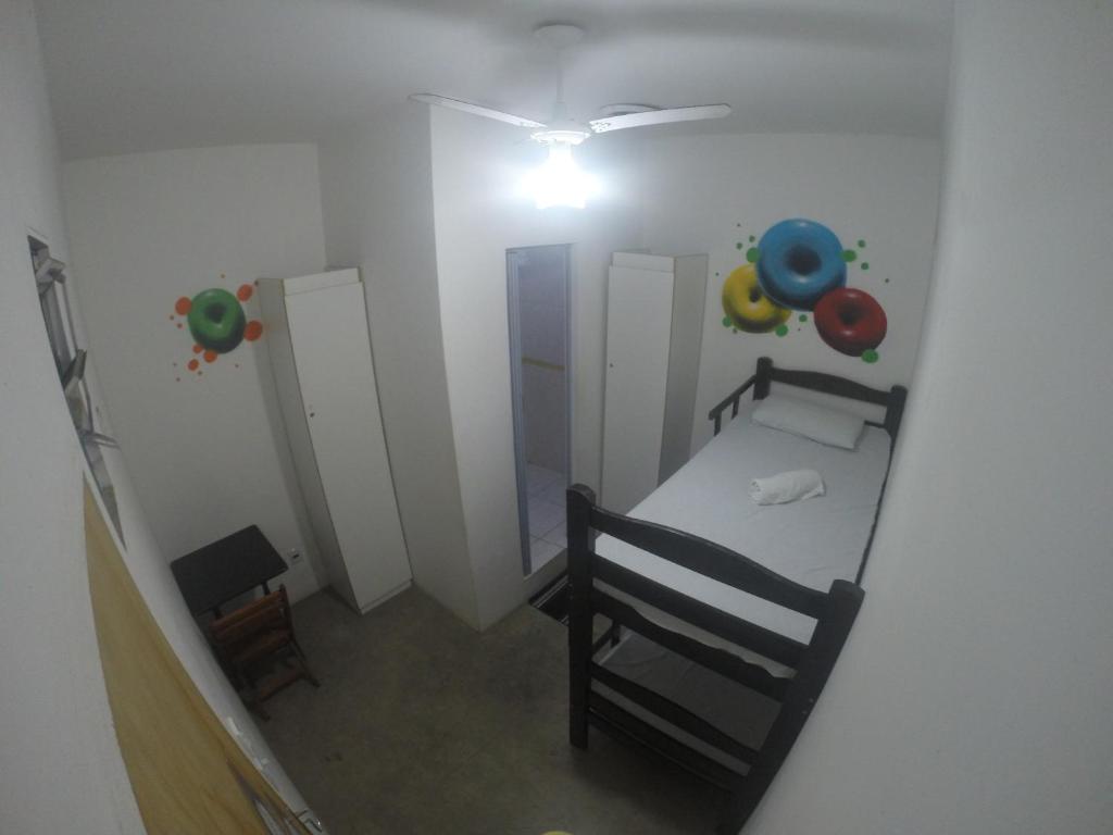 陽台旅舍房間的床