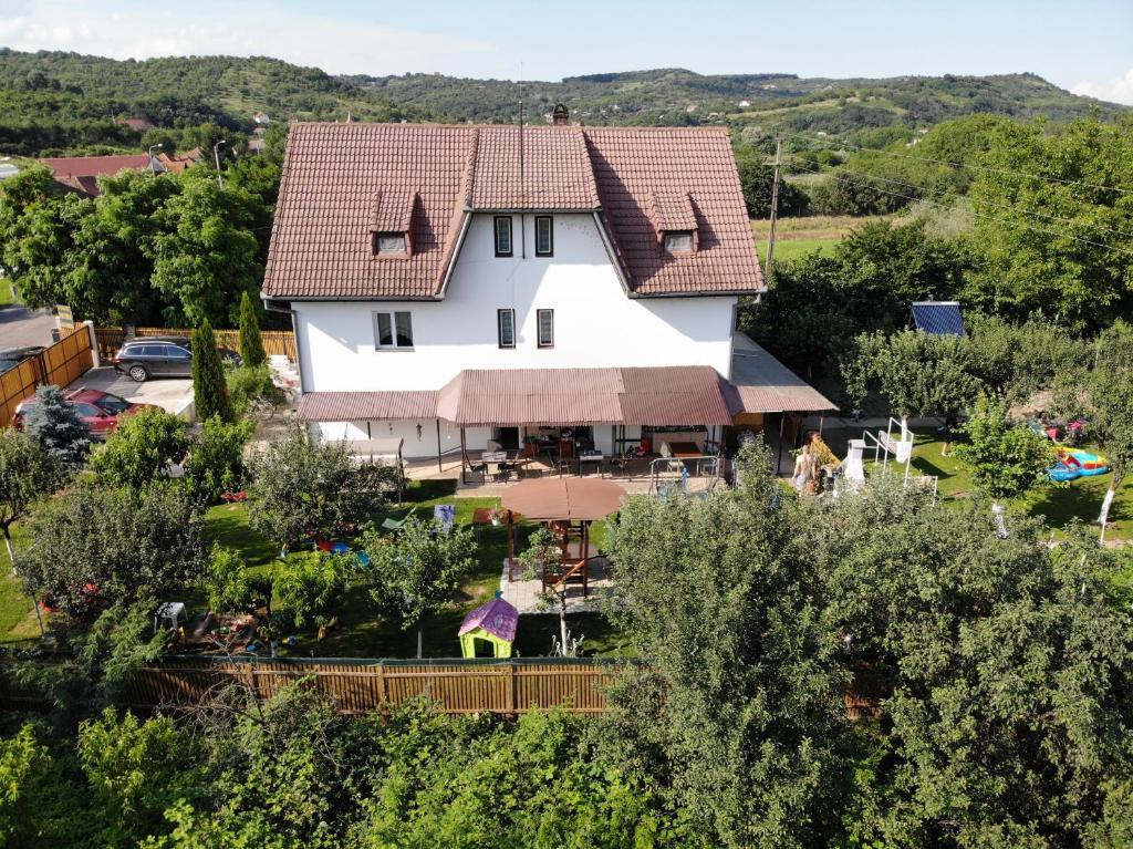 een luchtzicht op een groot wit huis bij Podgoria Guesthouse- Camere de închiriat in Oradea