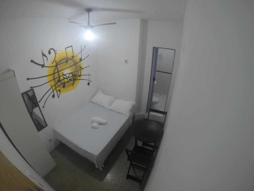 陽台旅舍房間的床