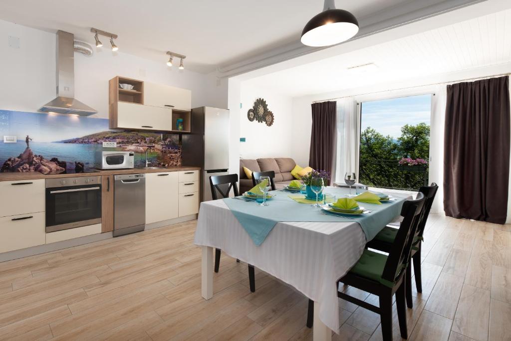 a kitchen and dining room with a table and chairs at Apartment Majda Opatija in Opatija