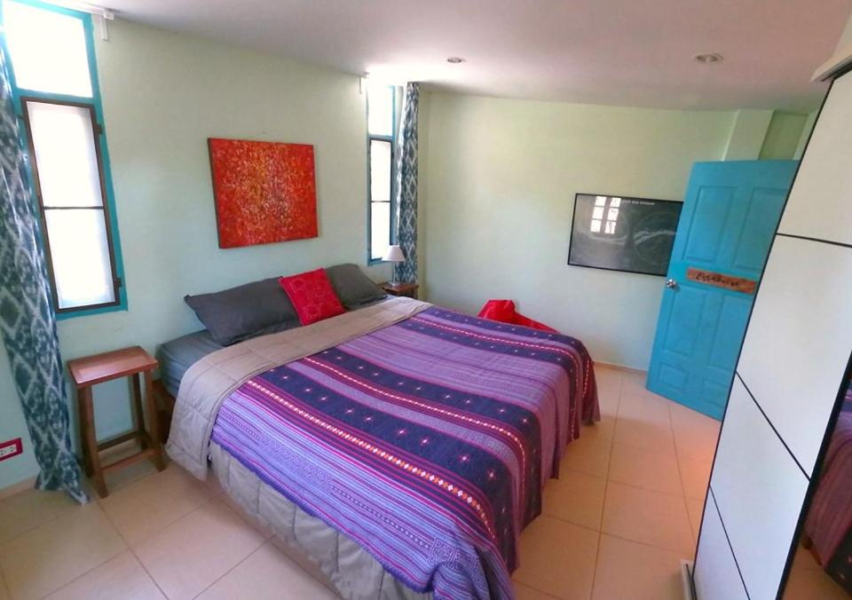 Postel nebo postele na pokoji v ubytování Kampu Nature Pool Villa Rayong