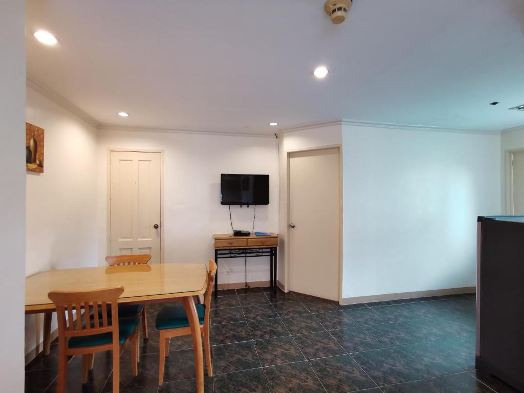 TV a/nebo společenská místnost v ubytování Metro Park Hotel - Cebu City