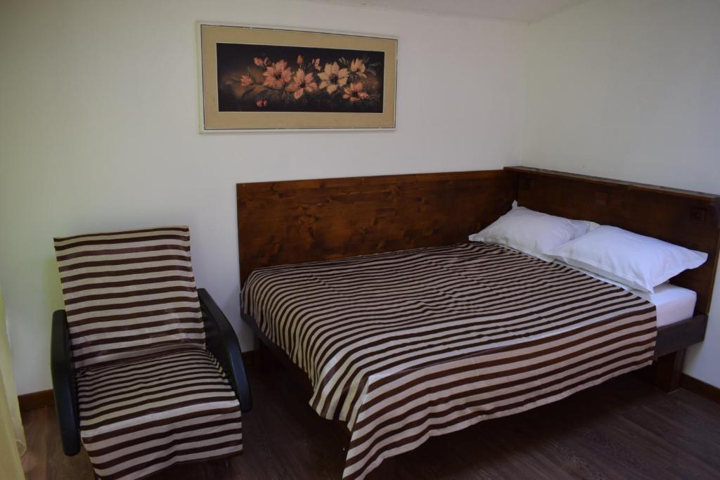 1 dormitorio con 1 cama y una foto en la pared en Cluj Center 2, en Cluj-Napoca