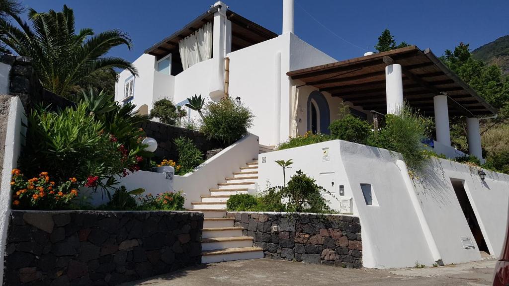 een wit huis met een trap ervoor bij Case Vacanze Marina Longo in Santa Marina Salina