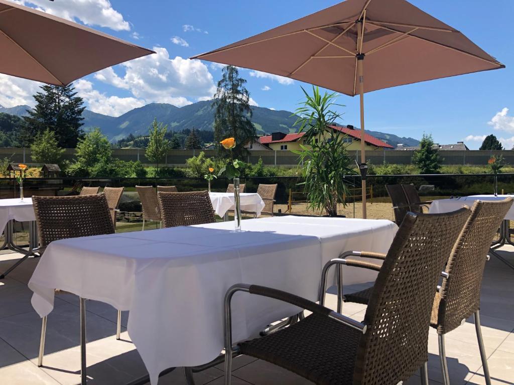Nespecifikovaný výhled na hory nebo výhled na hory při pohledu z hotelu