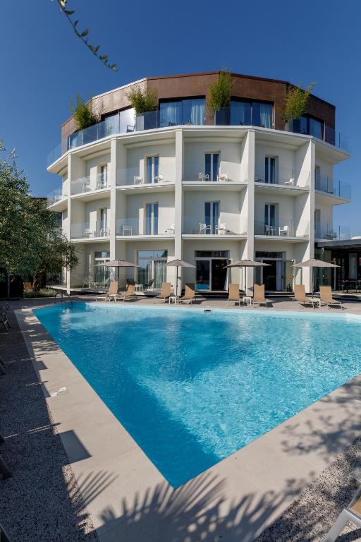 Bazén v ubytování Art Hotel Ventaglio nebo v jeho okolí