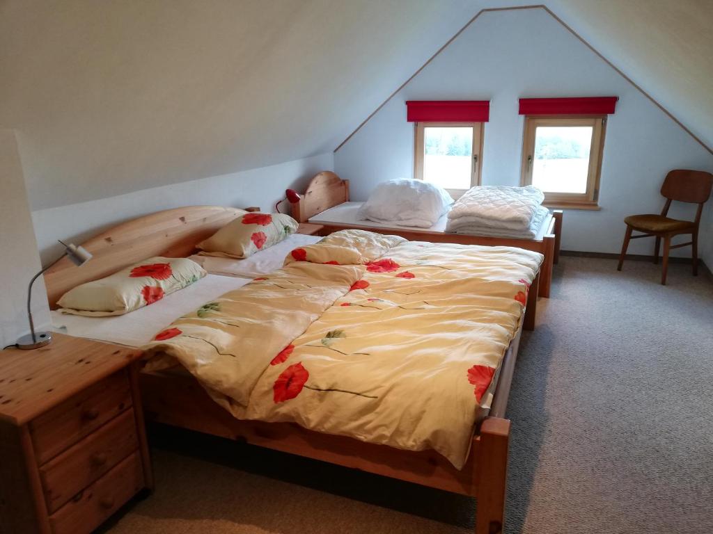 1 dormitorio con 2 camas con flores en Auerberg Blick, en Hainfeld