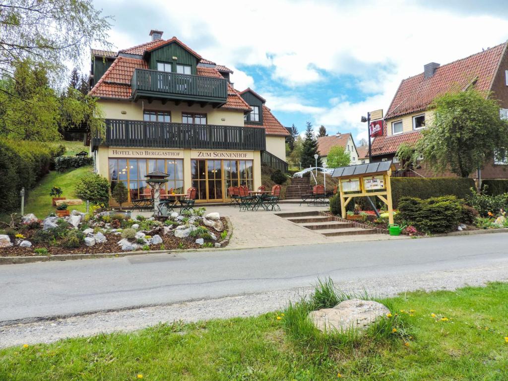 uma casa ao lado de uma estrada em Hotel und Berggasthof Zum Sonnenhof em Sorge
