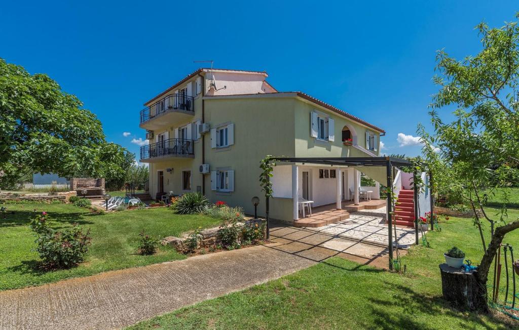 zewnętrzny widok na dom z ogródkiem w obiekcie Apartments Stanko w Fažanie