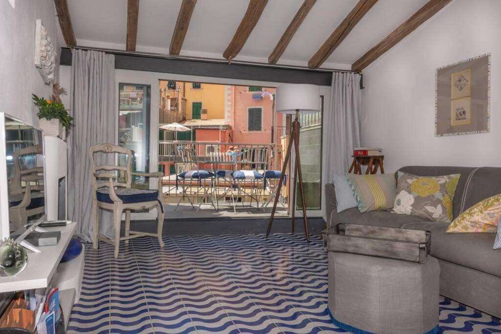 een woonkamer met een bank en een tafel bij Ossi di Seppia in Riomaggiore