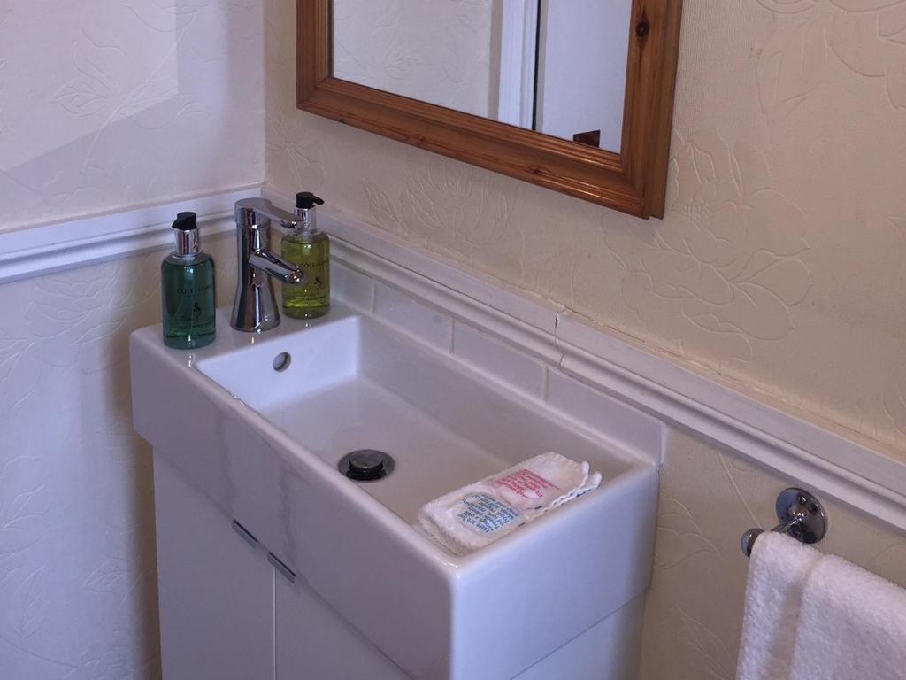 Shrubbery Guest House - Standaard Eenpersoonskamer Met Gedeelde Badkamer