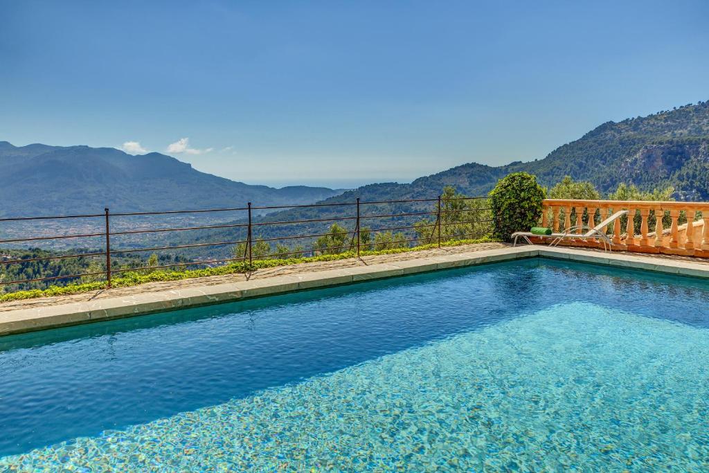 una piscina con vista sulle montagne di Sa Cabana Vella Fornalutx a Fornalutx